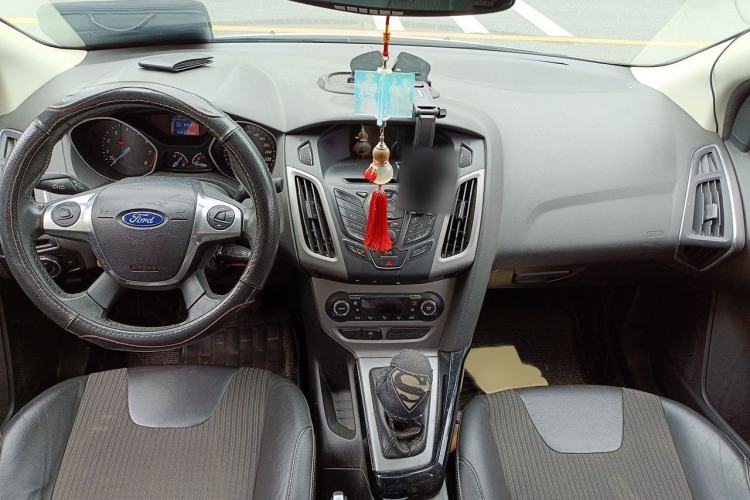 Used Ford Focus 2012 Sedan 1.6L Manual Fashion Edition Interior 2