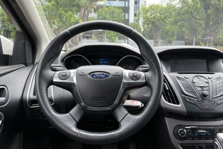Used Ford Focus 2012 Hatchback 1.6L Automatic Fashion Edition Interior 2