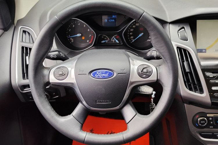 Used Ford Focus 2012 Sedan 1.6L Manual Fashion Edition Interior 2