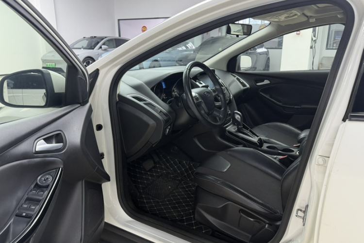 Used Ford Focus 2012 Hatchback 1.6L Automatic Fashion Edition Interior 2