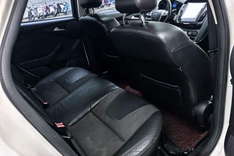 Used Ford Focus 2012 Sedan 1.6L Automatic Fashion Edition Interior 4