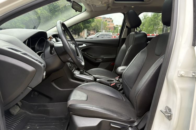 Used Ford Focus 2012 Hatchback 1.6L Automatic Fashion Edition Interior 4