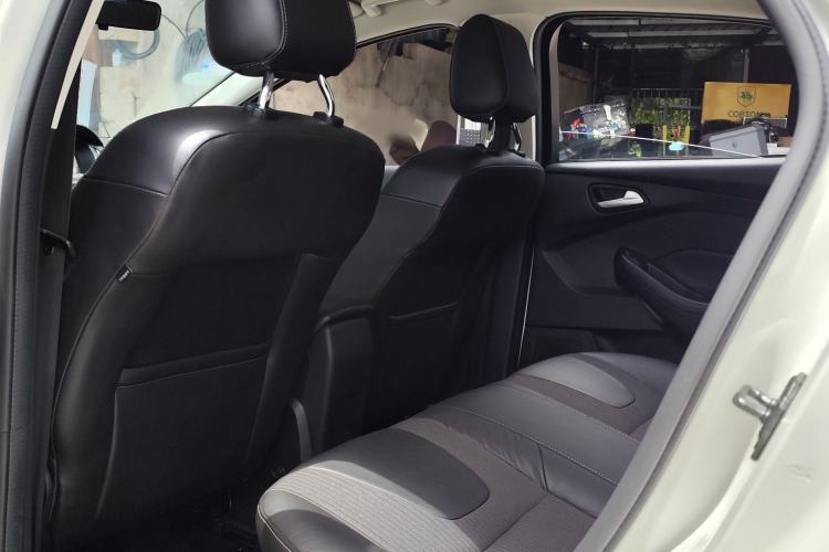 Used Ford Focus 2012 Sedan 1.6L Manual Fashion Edition Interior 4