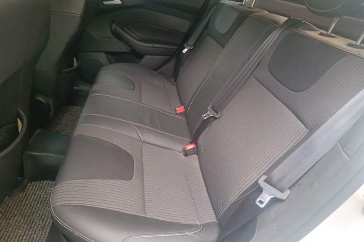 Used Ford Focus 2012 Hatchback 1.6L Automatic Fashion Edition Interior 4