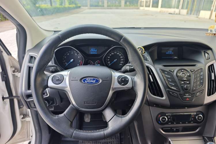 Used Ford Focus 2012 Hatchback 1.6L Manual Fashion Edition Interior 4