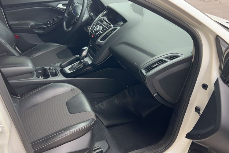 Used Ford Focus 2012 Hatchback 2.0L Automatic Luxury Sport Model Interior 4