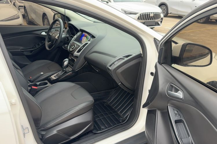Used Ford Focus 2012 Hatchback 1.6L Automatic Fashion Edition Interior 5