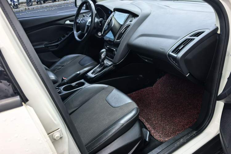 Used Ford Focus 2012 Sedan 1.6L Automatic Fashion Edition Interior 5
