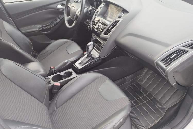 Used Ford Focus 2012 Sedan 1.6L Automatic Fashion Edition Interior 5