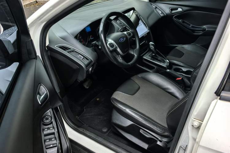 Used Ford Focus 2012 Sedan 1.6L Automatic Fashion Edition Interior 7