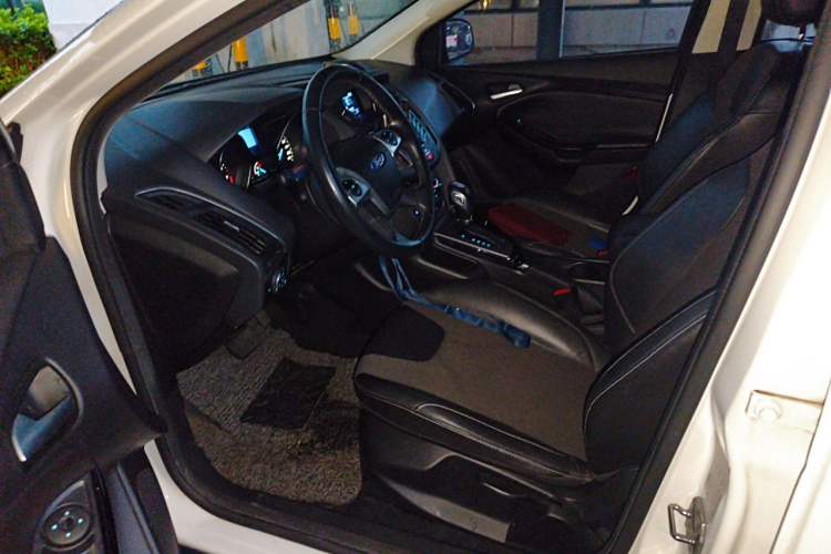 Used Ford Focus 2012 Sedan 1.6L Automatic Fashion Edition Left Front Seat