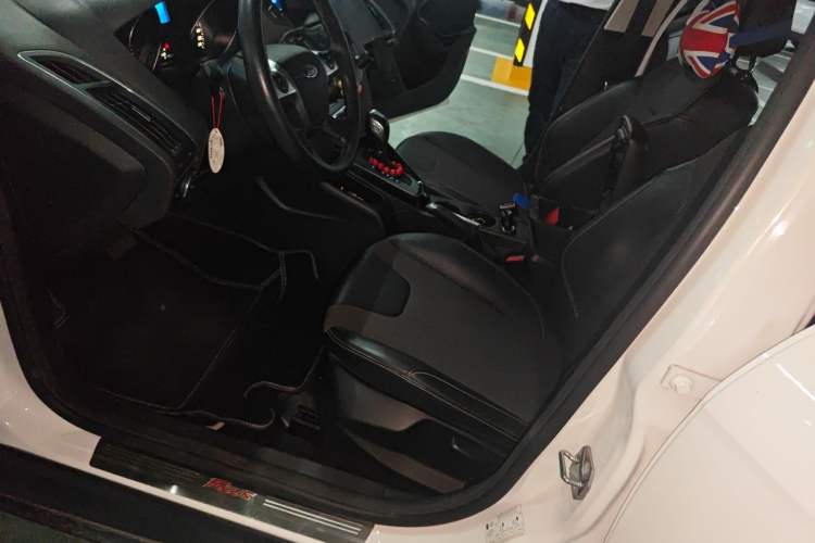 Used Ford Focus 2012 Sedan 1.6L Automatic Fashion Edition Left Front Seat