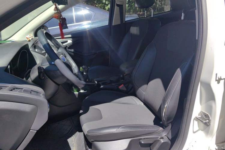 Used Ford Focus 2012 Sedan 1.6L Manual Fashion Edition Left Front Seat