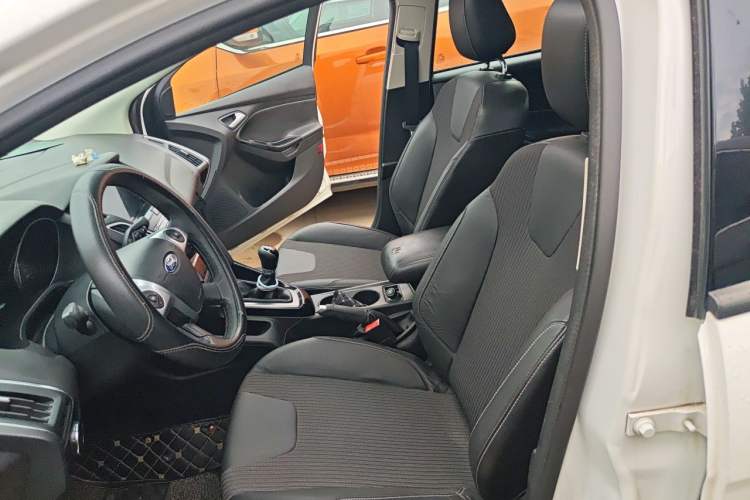 Used Ford Focus 2012 Sedan 1.6L Manual Fashion Edition Left Front Seat