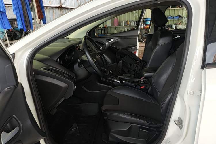 Used Ford Focus 2012 Hatchback 1.6L Automatic Fashion Edition Left Front Seat