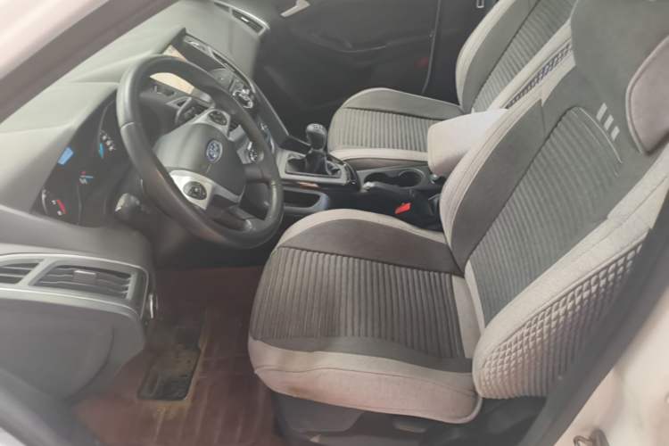 Used Ford Focus 2012 Sedan 1.6L Manual Fashion Edition Left Front Seat