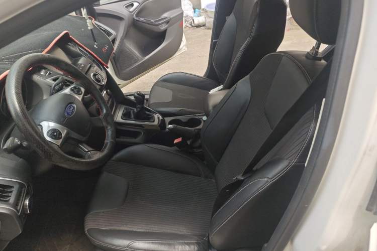 Used Ford Focus 2012 Sedan 1.6L Manual Fashion Edition Left Front Seat
