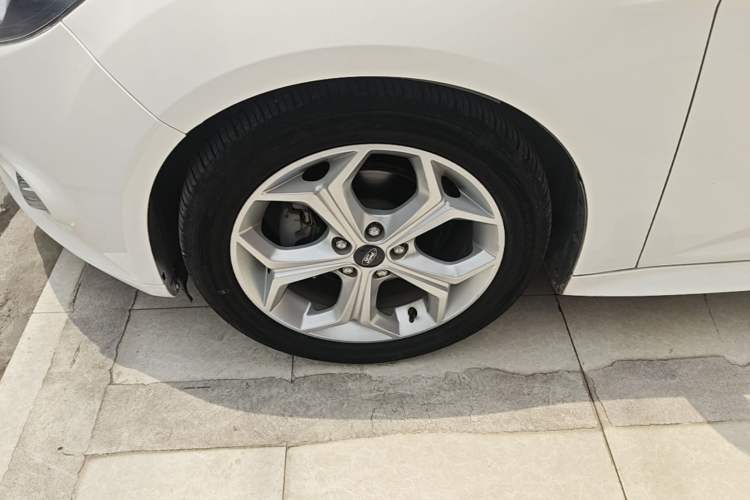Used Ford Focus 2012 Hatchback 2.0L Automatic Luxury Sport Model Left Front Wheel Hub