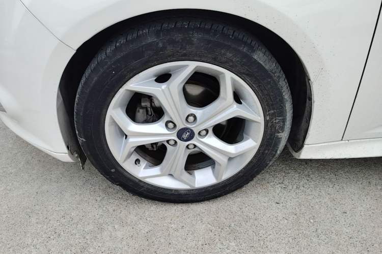 Used Ford Focus 2012 Hatchback 2.0L Automatic Luxury Sport Model Left Front Wheel Hub