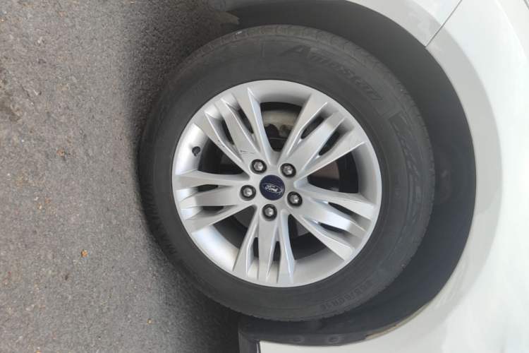Used Ford Focus 2012 Sedan 1.6L Manual Comfort Model Left Front Wheel Hub