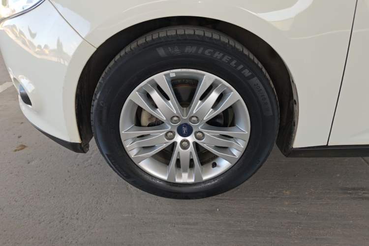 Used Ford Focus 2012 Sedan 1.6L Automatic Comfort Model Left Front Wheel Hub