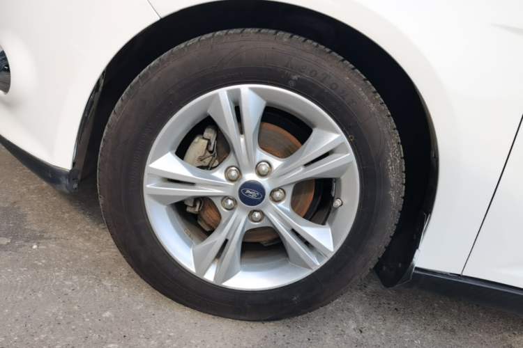 Used Ford Focus 2012 Sedan 1.6L Automatic Fashion Edition Left Front Wheel Hub