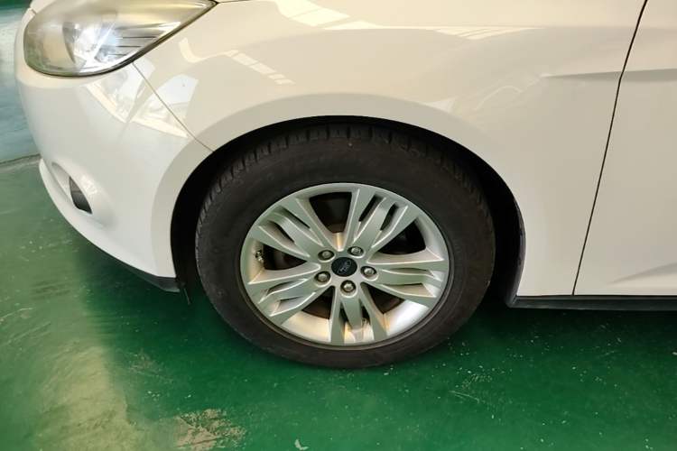 Used Ford Focus 2012 Hatchback 1.6L Automatic Comfort Model Left Front Wheel Hub