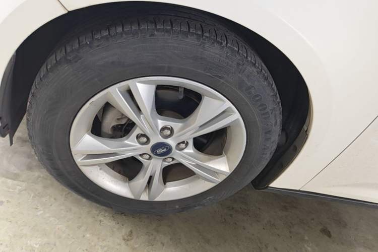 Used Ford Focus 2012 Hatchback 1.6L Automatic Fashion Edition Left Front Wheel Hub