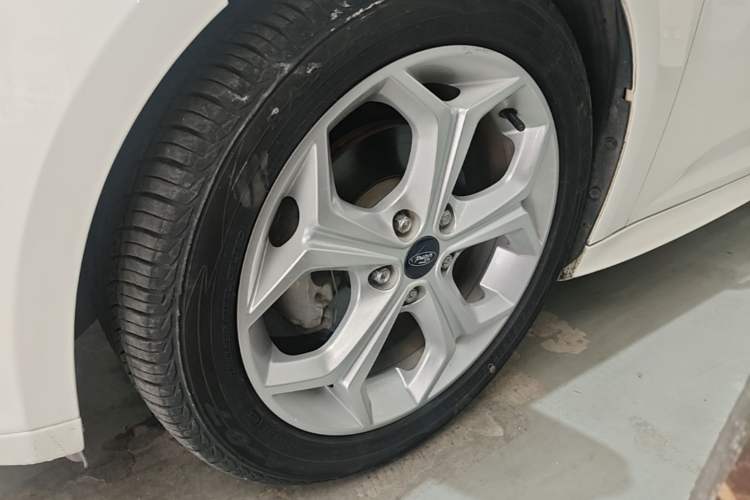 Used Ford Focus 2012 Hatchback 2.0L Automatic Luxury Sport Model Left Front Wheel Hub