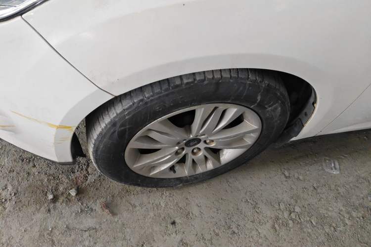 Used Ford Focus 2012 Sedan 1.6L Automatic Comfort Model Left Front Wheel Hub