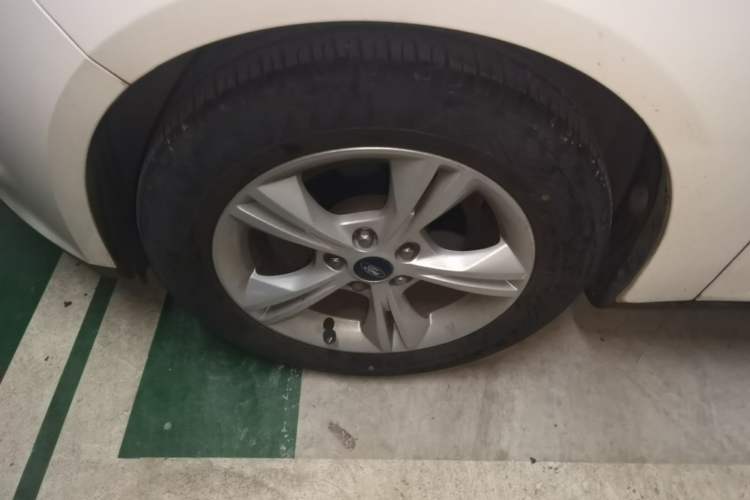Used Ford Focus 2012 Sedan 1.6L Manual Fashion Edition Left Front Wheel Hub