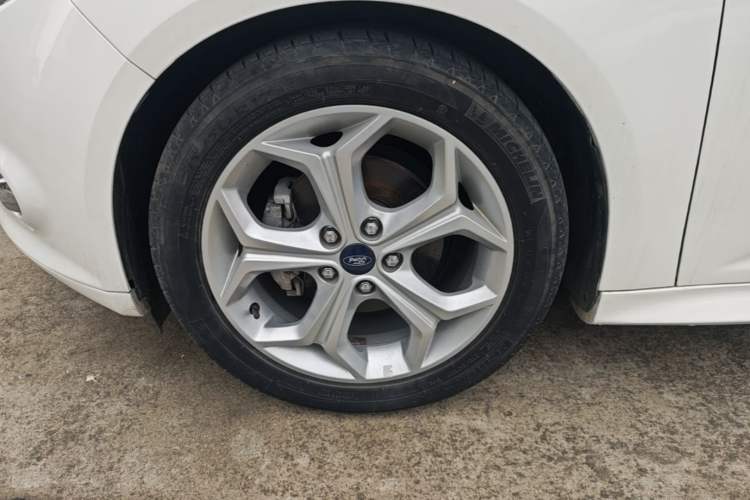 Used Ford Focus 2012 Hatchback 2.0L Automatic Luxury Sport Model Left Front Wheel Hub