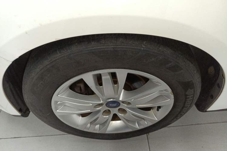 Used Ford Focus 2012 Sedan 1.6L Automatic Comfort Model Left Front Wheel Hub