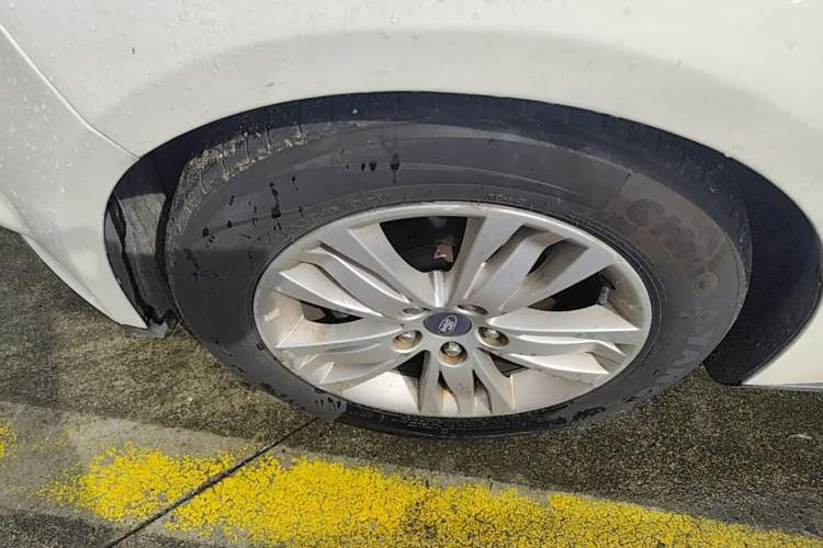 Used Ford Focus 2012 Sedan 1.6L Automatic Comfort Model Left Front Wheel Hub