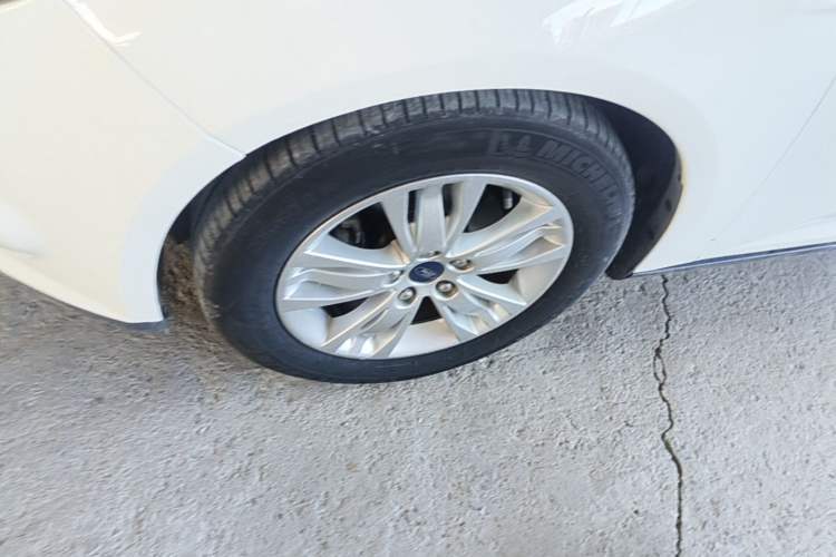 Used Ford Focus 2012 Sedan 1.6L Automatic Comfort Model Left Front Wheel Hub