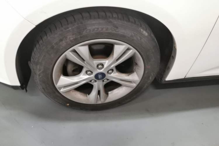 Used Ford Focus 2012 Sedan 1.6L Automatic Fashion Edition Left Front Wheel Hub
