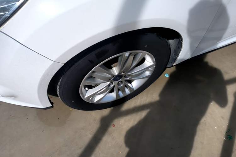 Used Ford Focus 2012 Sedan 1.6L Automatic Comfort Model Left Front Wheel Hub