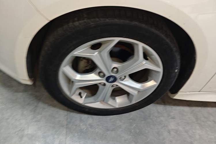Used Ford Focus 2012 Hatchback 2.0L Automatic Luxury Sport Model Left Front Wheel Hub