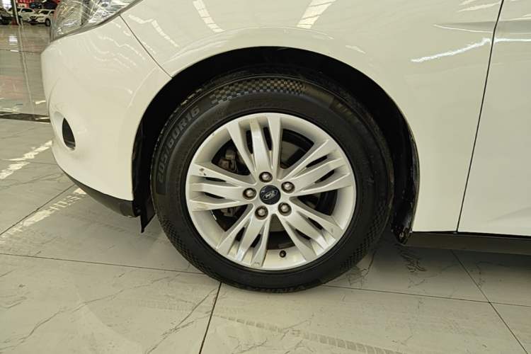Used Ford Focus 2012 Sedan 1.6L Automatic Comfort Model Left Front Wheel Hub