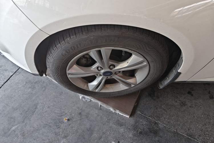 Used Ford Focus 2012 Hatchback 1.6L Automatic Fashion Edition Left Front Wheel Hub