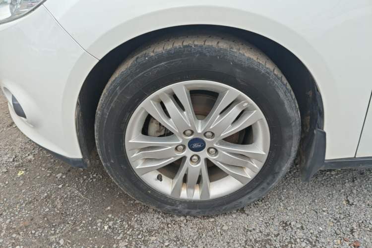 Used Ford Focus 2012 Sedan 1.6L Automatic Comfort Model Left Front Wheel Hub