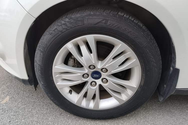Used Ford Focus 2012 Sedan 1.6L Automatic Comfort Model Left Front Wheel Hub