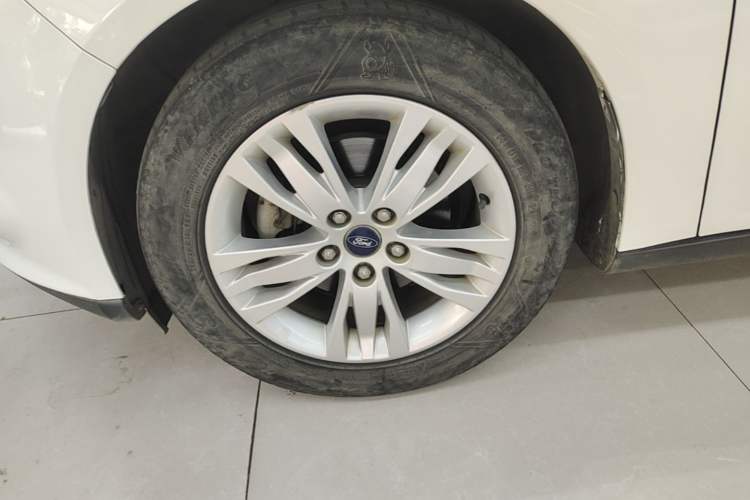 Used Ford Focus 2012 Sedan 1.6L Manual Comfort Model Left Front Wheel Hub