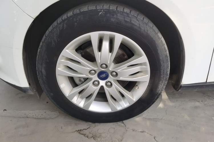Used Ford Focus 2012 Sedan 1.6L Automatic Comfort Model Left Front Wheel Hub