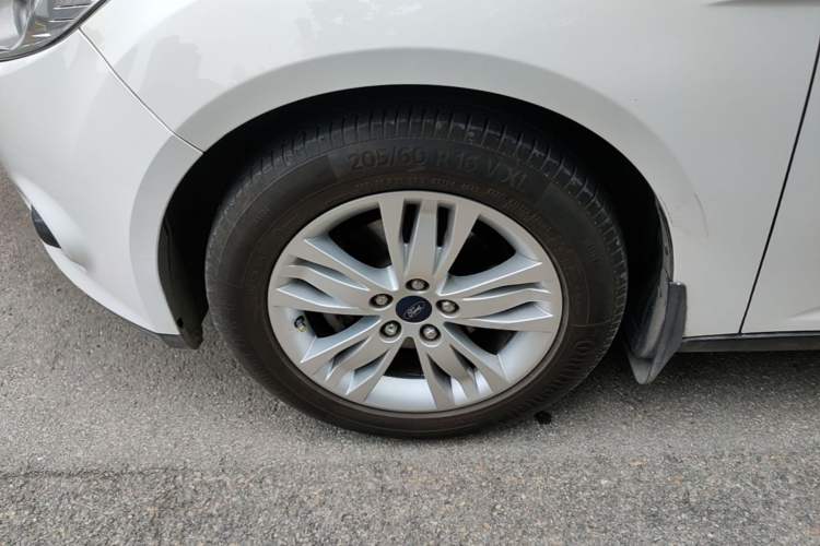 Used Ford Focus 2012 Sedan 1.6L Manual Comfort Model Left Front Wheel Hub