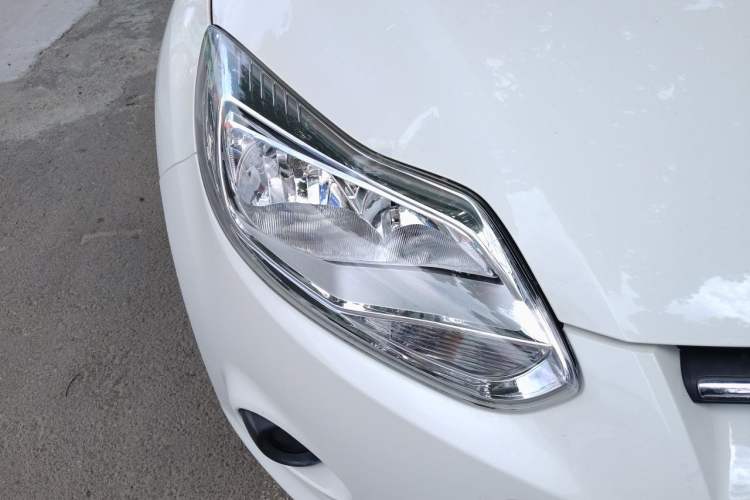 Used Ford Focus 2012 Sedan 1.6L Automatic Fashion Edition Right Front Headlight