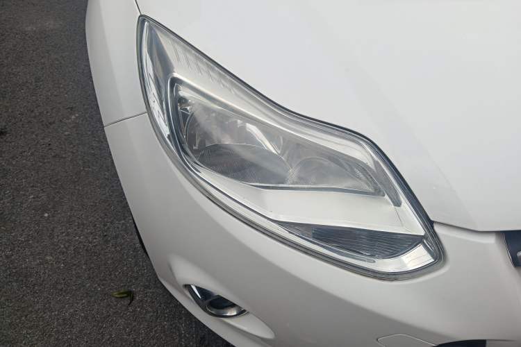 Used Ford Focus 2012 Sedan 1.6L Manual Fashion Edition Right Front Headlight