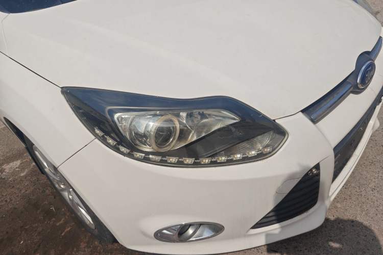 Used Ford Focus 2012 Sedan 1.6L Manual Comfort Model Right Front Headlight