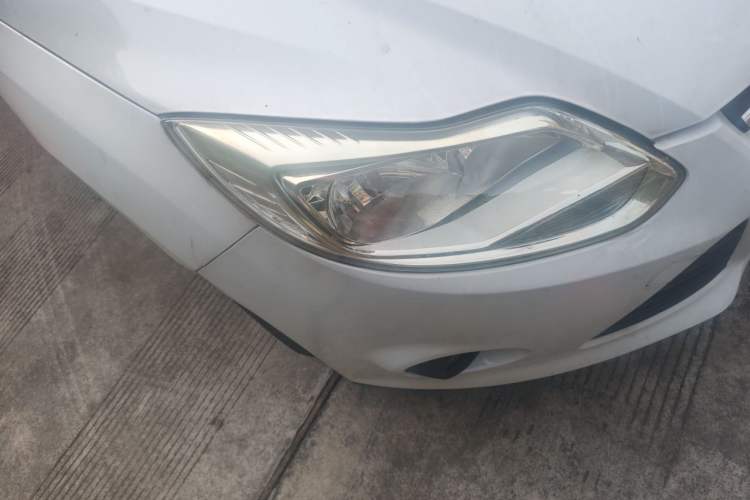 Used Ford Focus 2012 Sedan 1.6L Manual Comfort Model Right Front Headlight