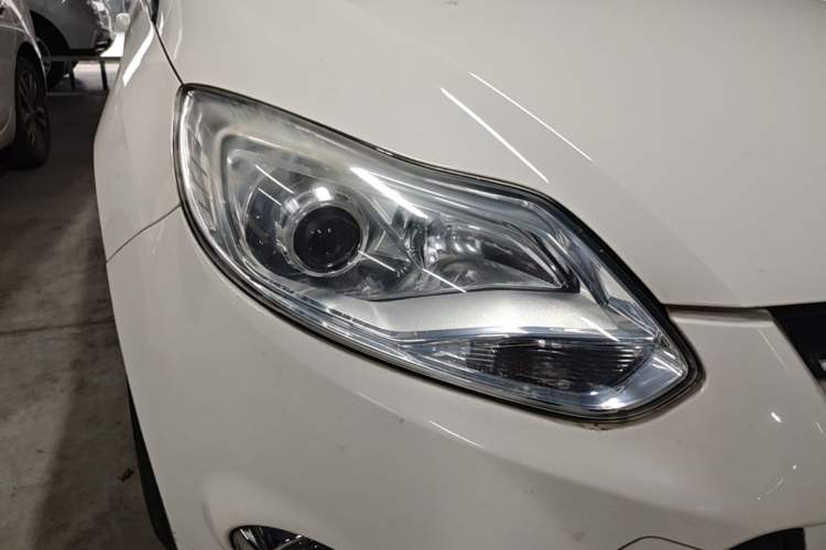 Used Ford Focus 2012 Sedan 1.6L Automatic Fashion Edition Right Front Headlight